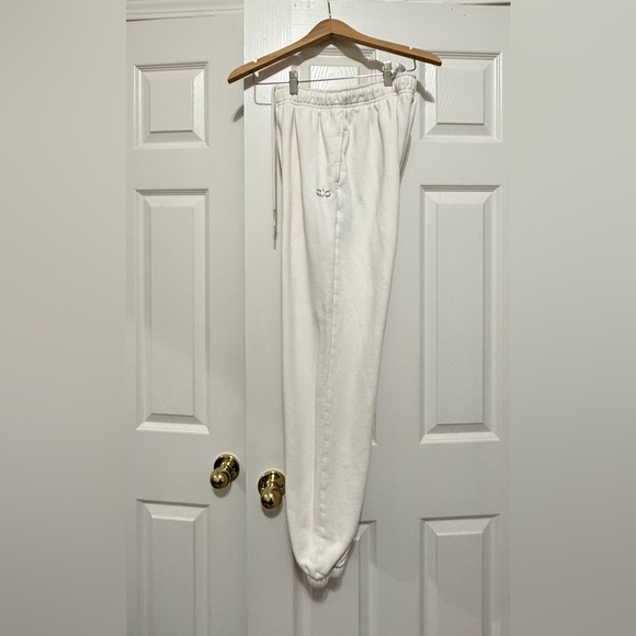 ALO Yoga Off-White Accolade Sweat Pant gently worn - Picture 7 of 12